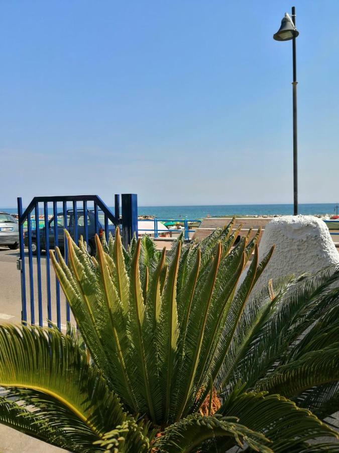 Monolocale Tirreno Studio Seafront Formia Bagian luar foto